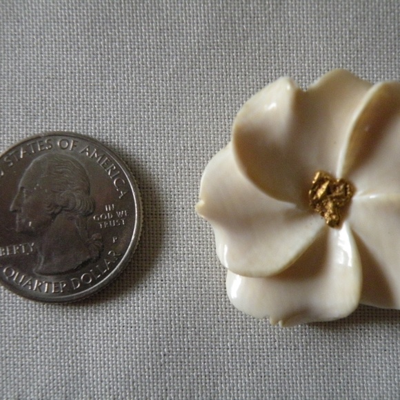 1950s Vintage Alasakan Carved White Flower Gold Nugget Center Pin - Picture 3 of 6